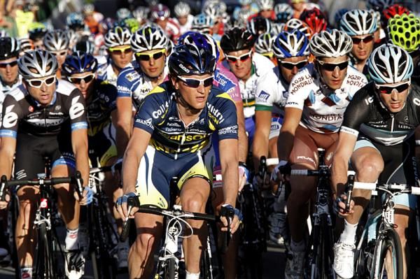 Alberto Ongarato (Vacansoleil) at the head of the bunch