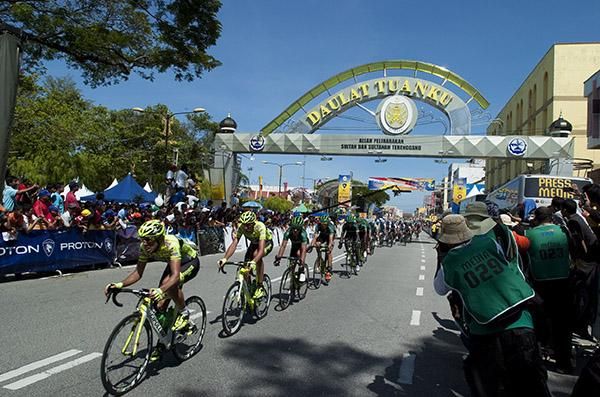 Farnese Vini and Europcar riders got to the front with a lap to go.