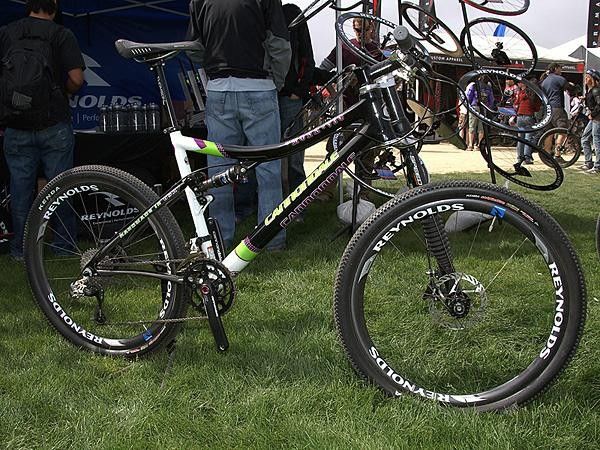 The team-issued MonaVie Cannondale Scalpel is decked out and ready to roll.
