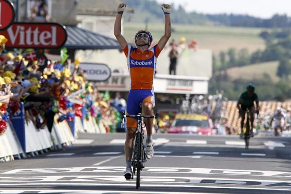 Luis Leon Sanchez (Rabobank) was too strong for his two breakaway companions and powered to a solo victory.