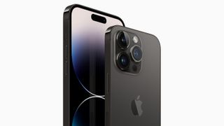 El iPhone 14 Pro Max (delante) y el iPhone 14 Pro (detrás) en negro
