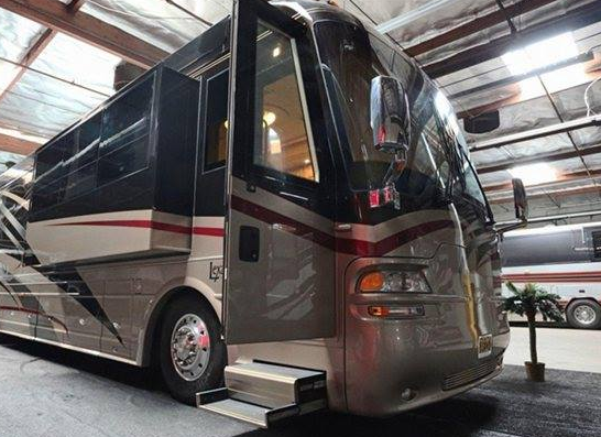 Sarah Palin wants to sell you her used, &amp;#039;one-of-a-kind&amp;#039; tour bus for $279,000