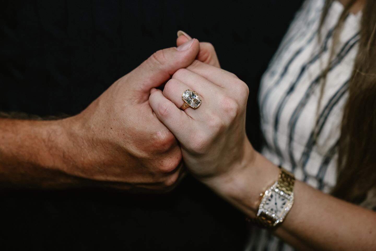 Taylor swift and travis kelce get engaged.