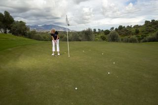 Sarah Bennett demonstrates the spiral drill in golf for improved putting