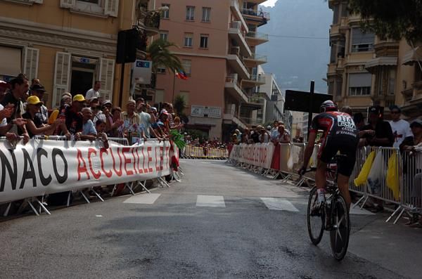 Arnaud Coyot (Caisse d'Epargne) negotiates the technical opening time trial.