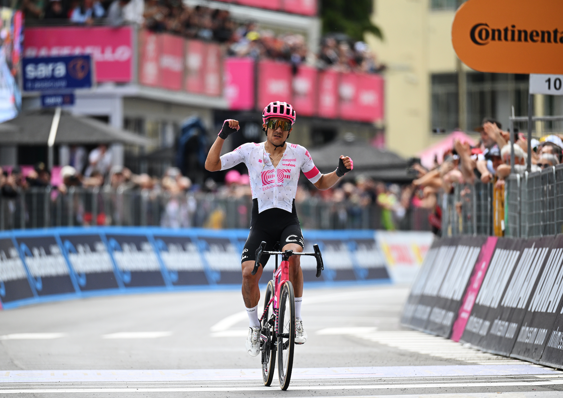 Richard Carapaz wins stage 11 Giro d&#039;italia