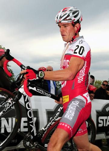 Christian Heule (Rendementhypo Cycling) crossing the barriers.