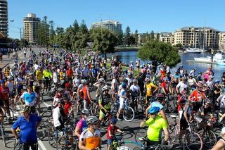 Thousands turned out for Lance Armstrong's Twitter ride.