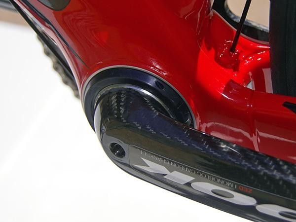 A simple threaded collar on the non-driveside