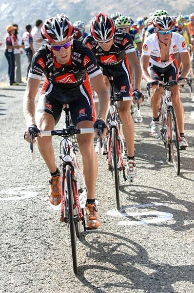Caisse d'Epargne works to try and pull Efimkin back to his podium spot