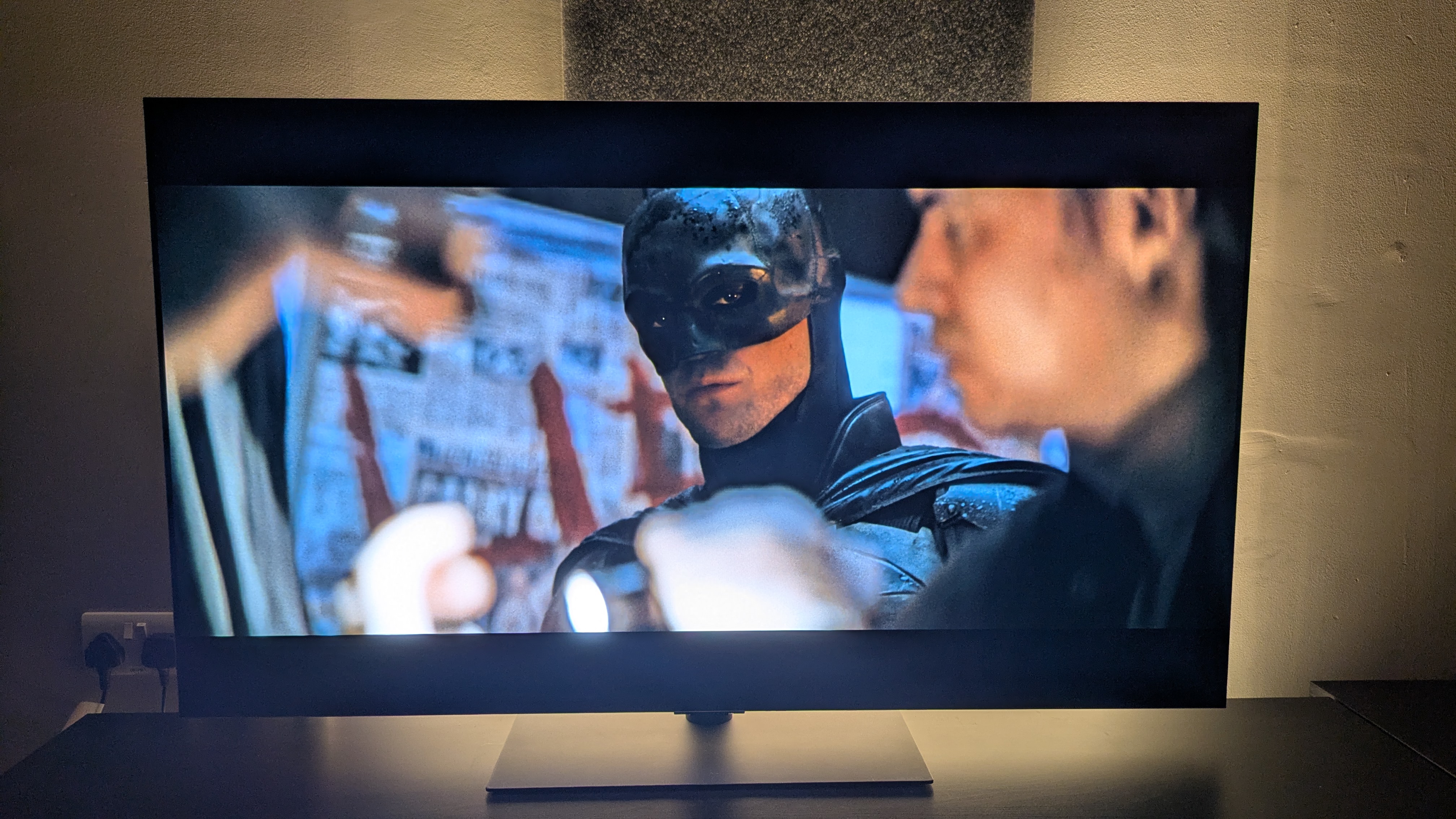 LG G5 showing The Batman on screen with auto dynamic contrast set to high