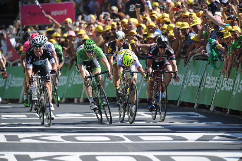 The top sprinters battle until the final metre for the win