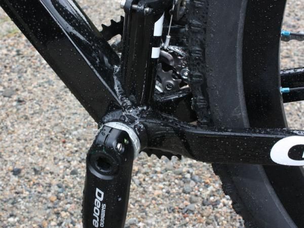 The bridgeless chain stay design allows for tight rear-end spacing.