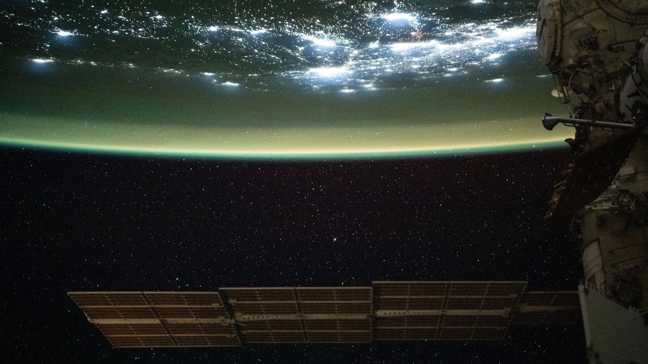 ISS astronauts watch Earth's atmosphere glow green | Space photo of the day for Dec. 8, 2025