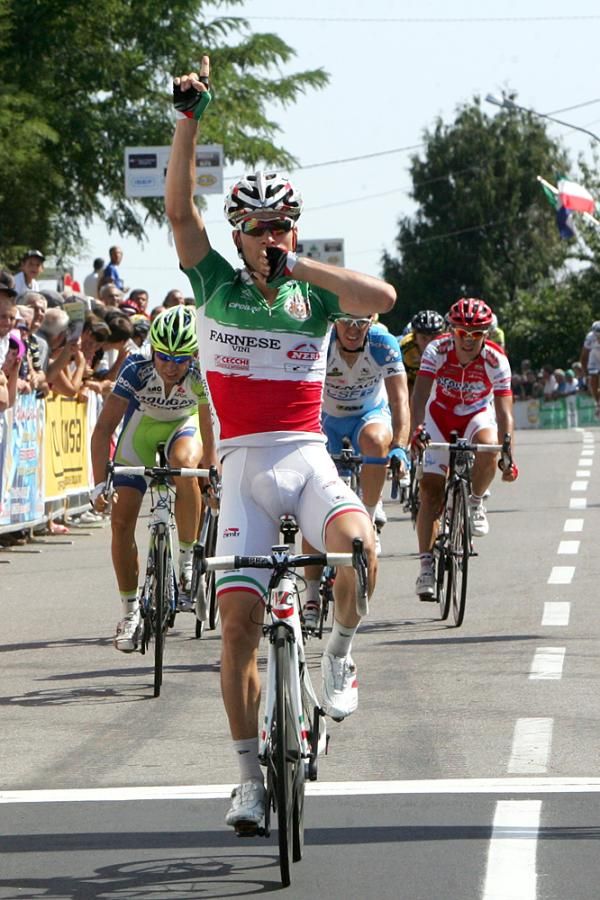Giovanni Visconti (Farnese Vini) takes the win in Carnago