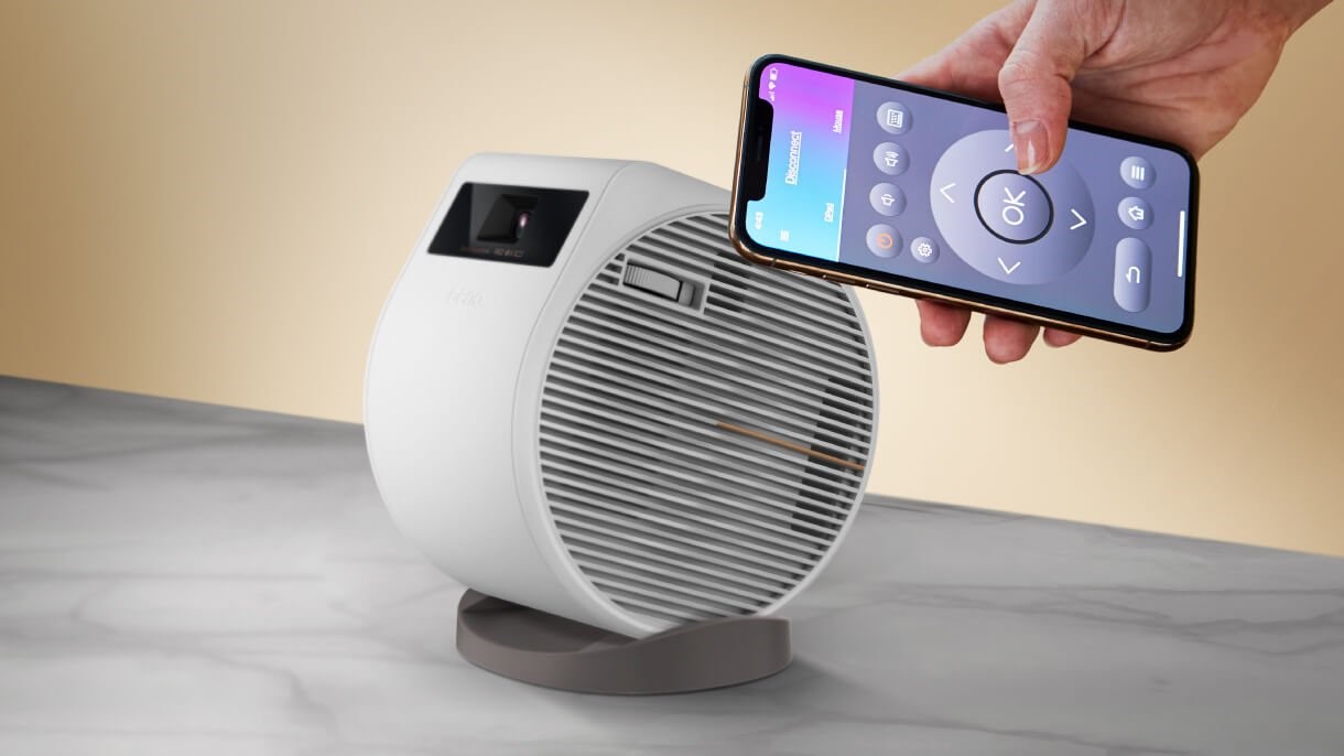 BenQ GV11 con mano che aziona lo smartphone come telecomando