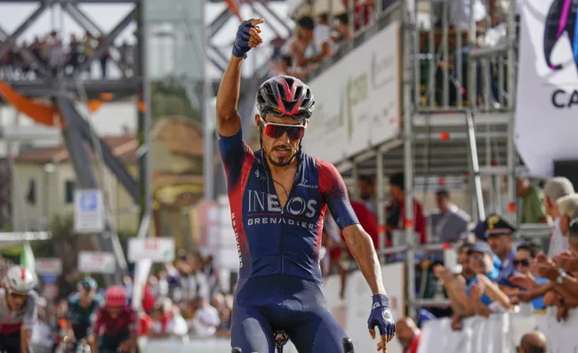 Dani Martinez esulta sul traguardo di Peccioli. (Foto Sprint Cycling Agency)
