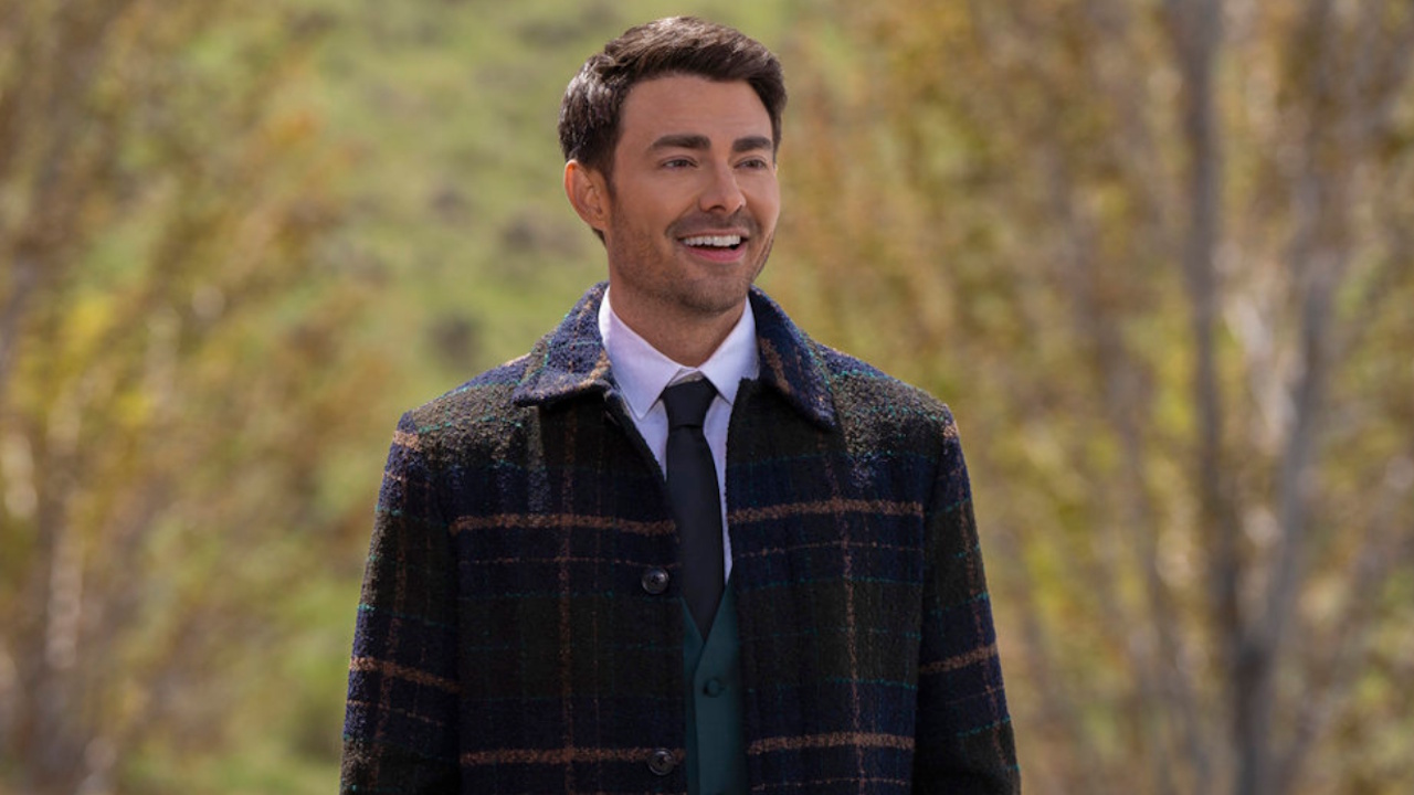 Jonathan Bennett hosts Finding Mr. Christmas on Hallmark+.