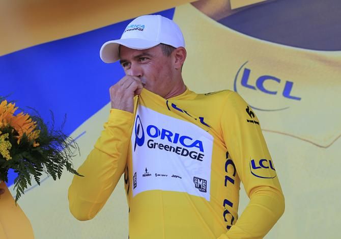 Simon Gerrans takes the maillot jaune