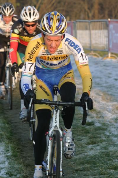 Tom Meeusen (Telenet - Fidea) leads Sven Nys.