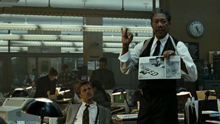 Beste David Fincher-filmer: Morgan Freeman holder opp et bilde i filmen Seven