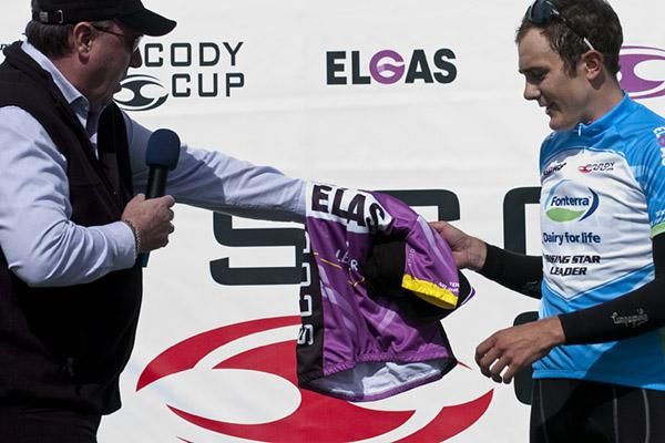 This is your mate: James Williamson (Hyster-Total Rush) from New Zealand is presented with his purple tour leader's jersey in Swan Hill.