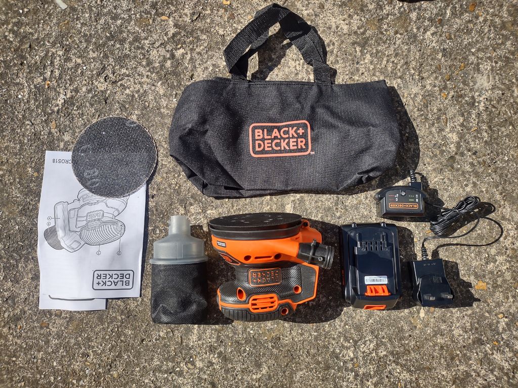 Ponceuse Excentrique BLACK+DECKER 18V - 12000 Orbites/min, Compacte, Avec Sac Collecteur Poussière, Set 4 Pièces