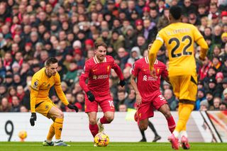 Alexis Mac Allister playing for Liverpool against Wolves, 2025