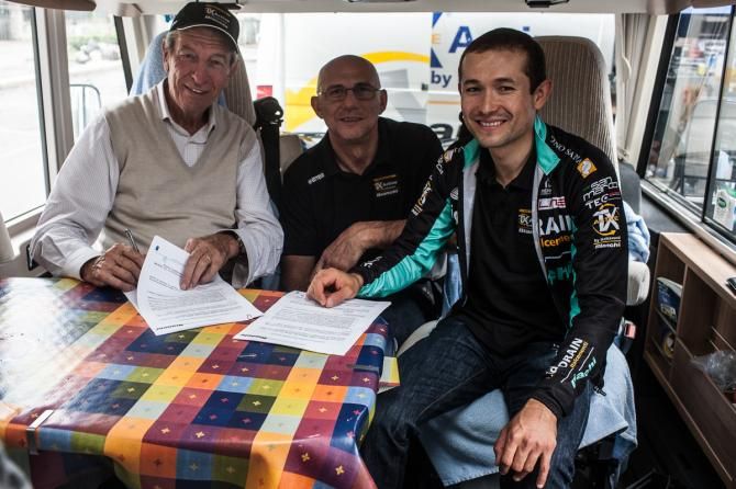 TX Active-Bianchi&rsquo;s President Felice Gimondi, team manager Massimo Ghirotto and Leonardo Paez renewing their agreement