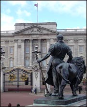 800px-Buckingham_Palace.jpg