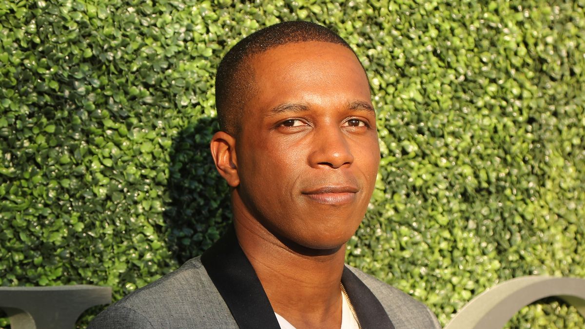 Leslie Odom Jr posing for a photograph.