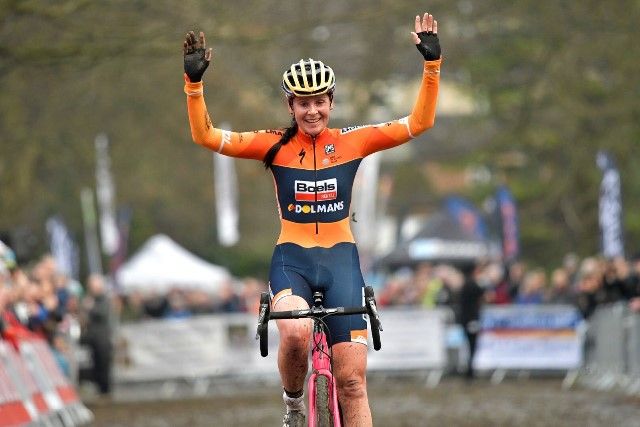Nikki Brammeier wins the 2017 British cyclo-cross title
