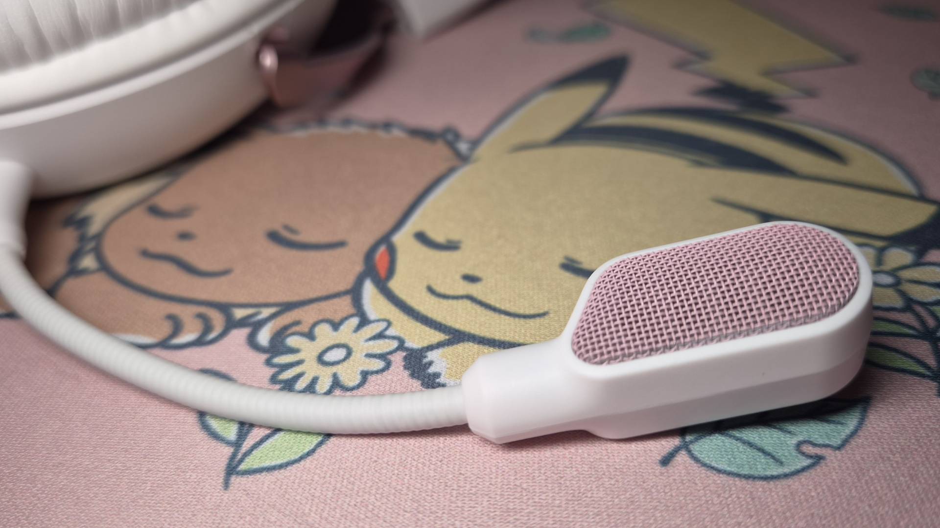 Close up of the microphone of the White-Pink HyperX Cloud III wired gaming headset.