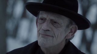 Christopher Lloyd wearing black hat as Zalmon Shaw on 12 Monkeys