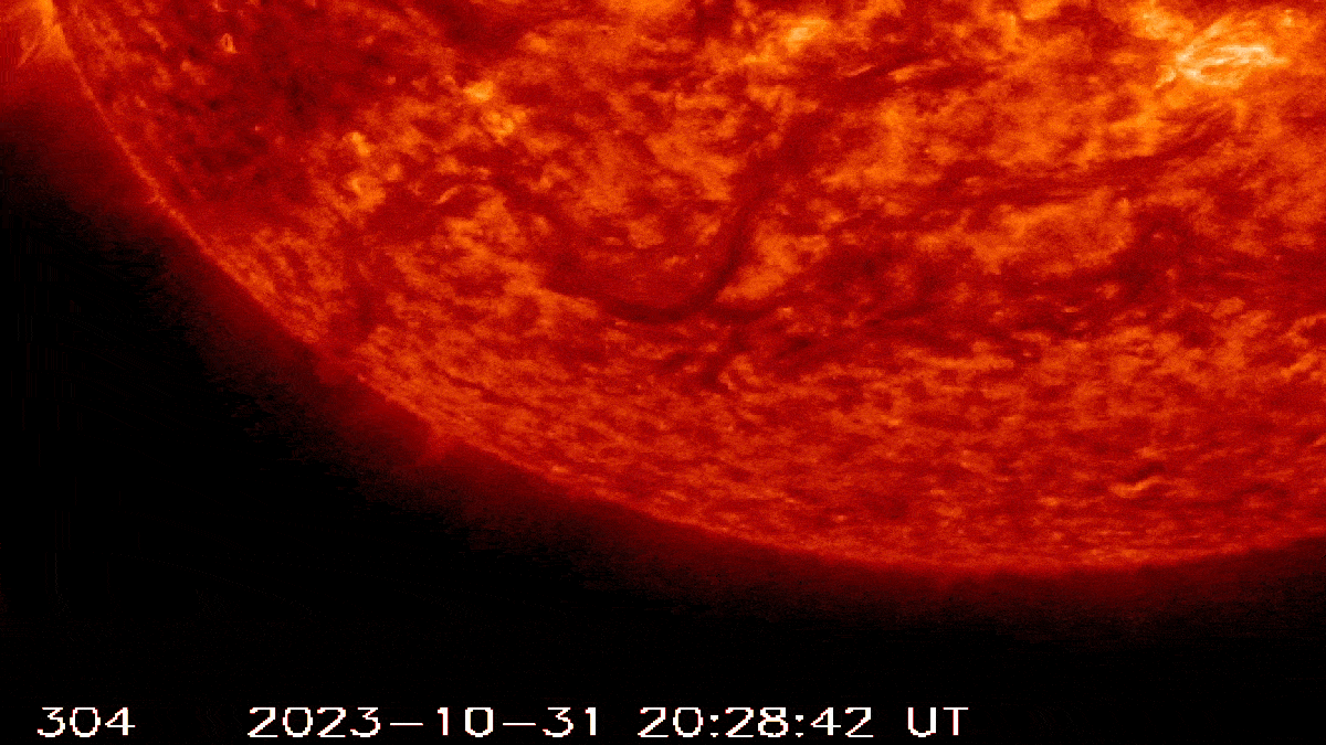 A video clip of a plasma loop breaking off from the sun