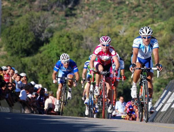 The small group, near the race lead, comes in towards the finish line