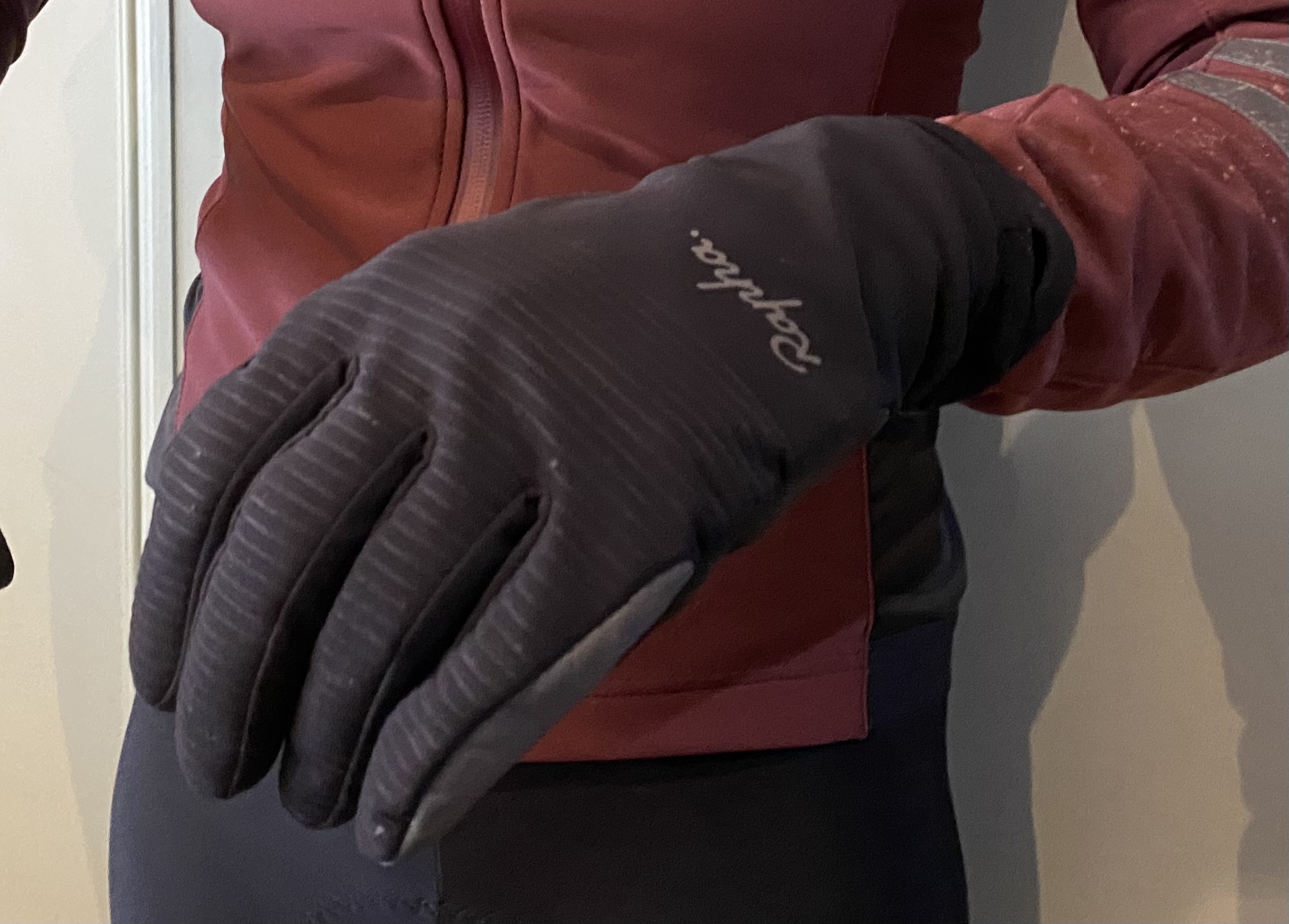 Cuff can sit over a jersey