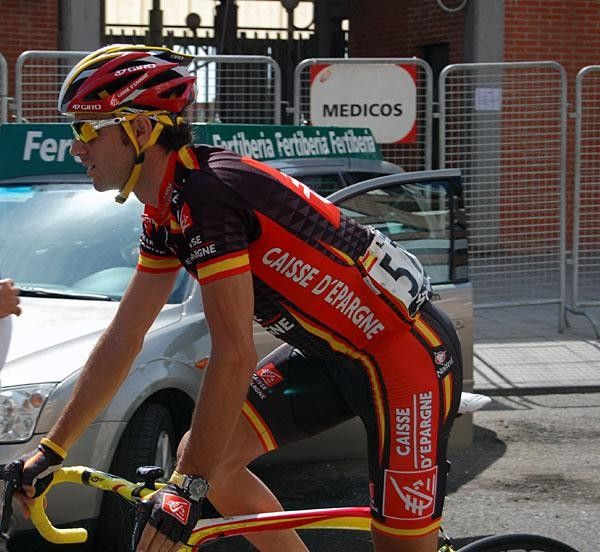 Alejandro Valverde (Caisse d'Epargne) rolls to the start with his "Pinayellow".