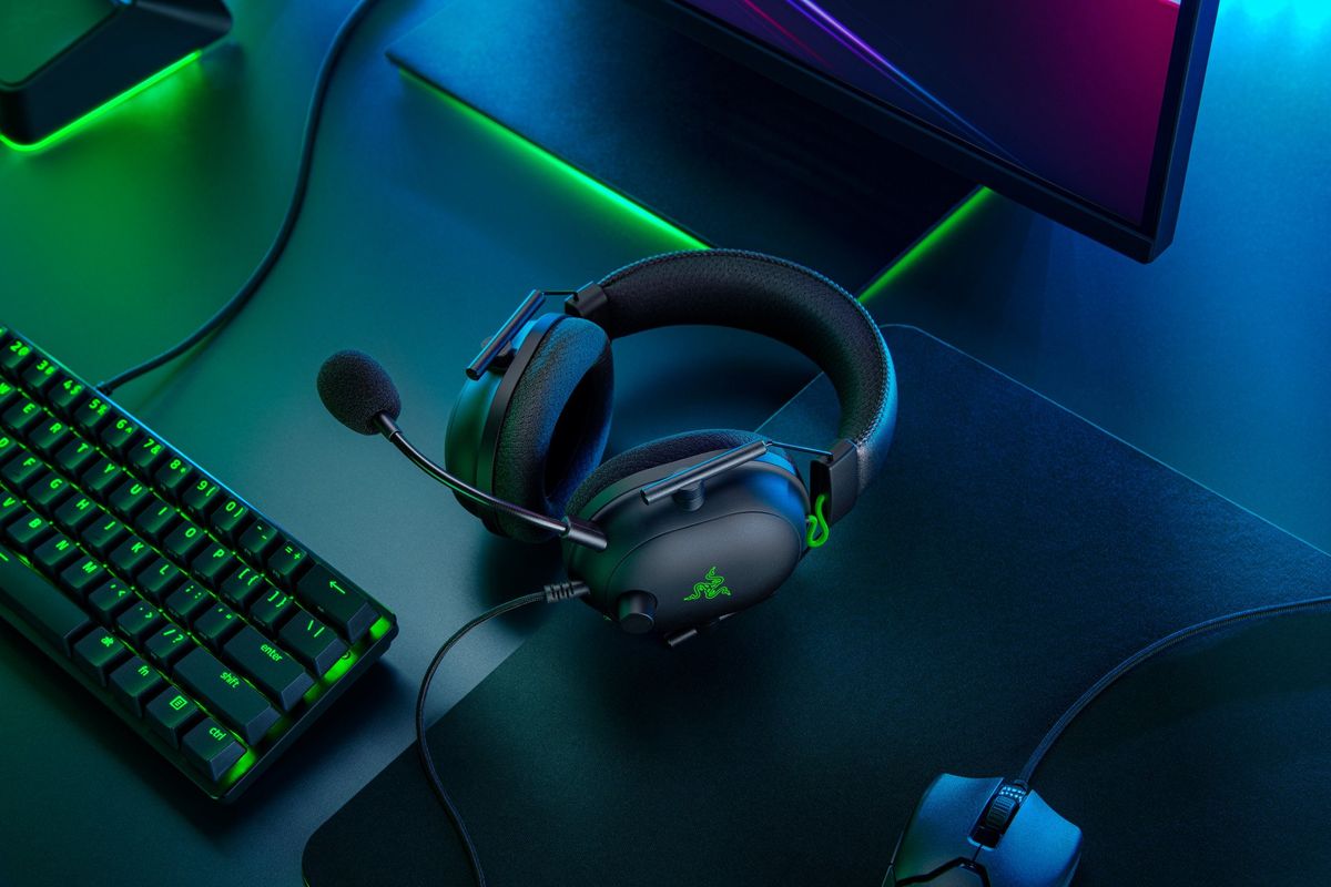 Razer BlackShark V2 headphones halt background noise for your ears and ...