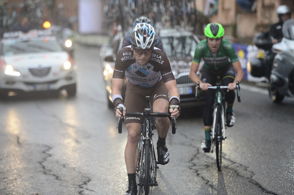 Bakelants attacks his breakaway mates.