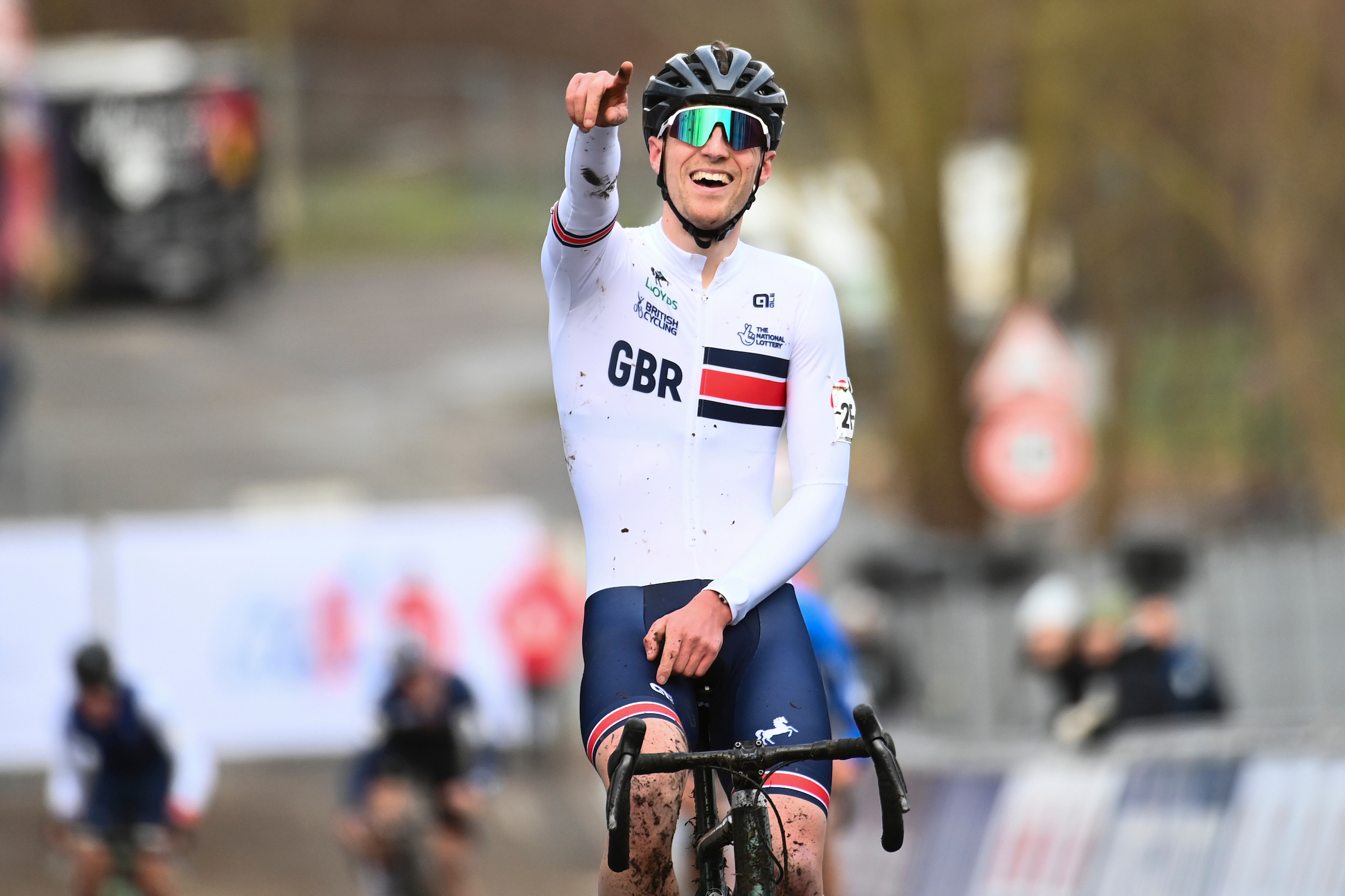 Thomas Mein wins mixed team relay at World Championships cyclo cross 2025