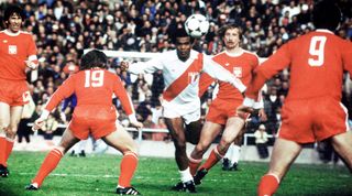 Peruvian midfielder Teofilo Cubillas (C) tries to control the ball surrounded by Polish forward Andrzej Szarmach (2nd R) and his teammates 18 June 1974 in Mendoza during the World Cup soccer match between Poland and Peru. Poland beat Peru 1-0 on a goal by Szarmach. AFP PHOTO (Photo by STAFF / AFP) (Photo by STAFF/AFP via Getty Images)