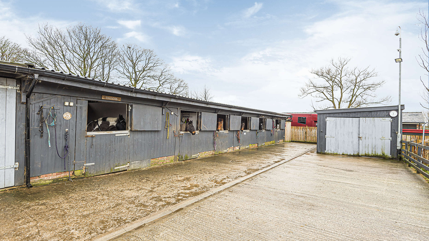 Knott Lanes, Bardsley - stables