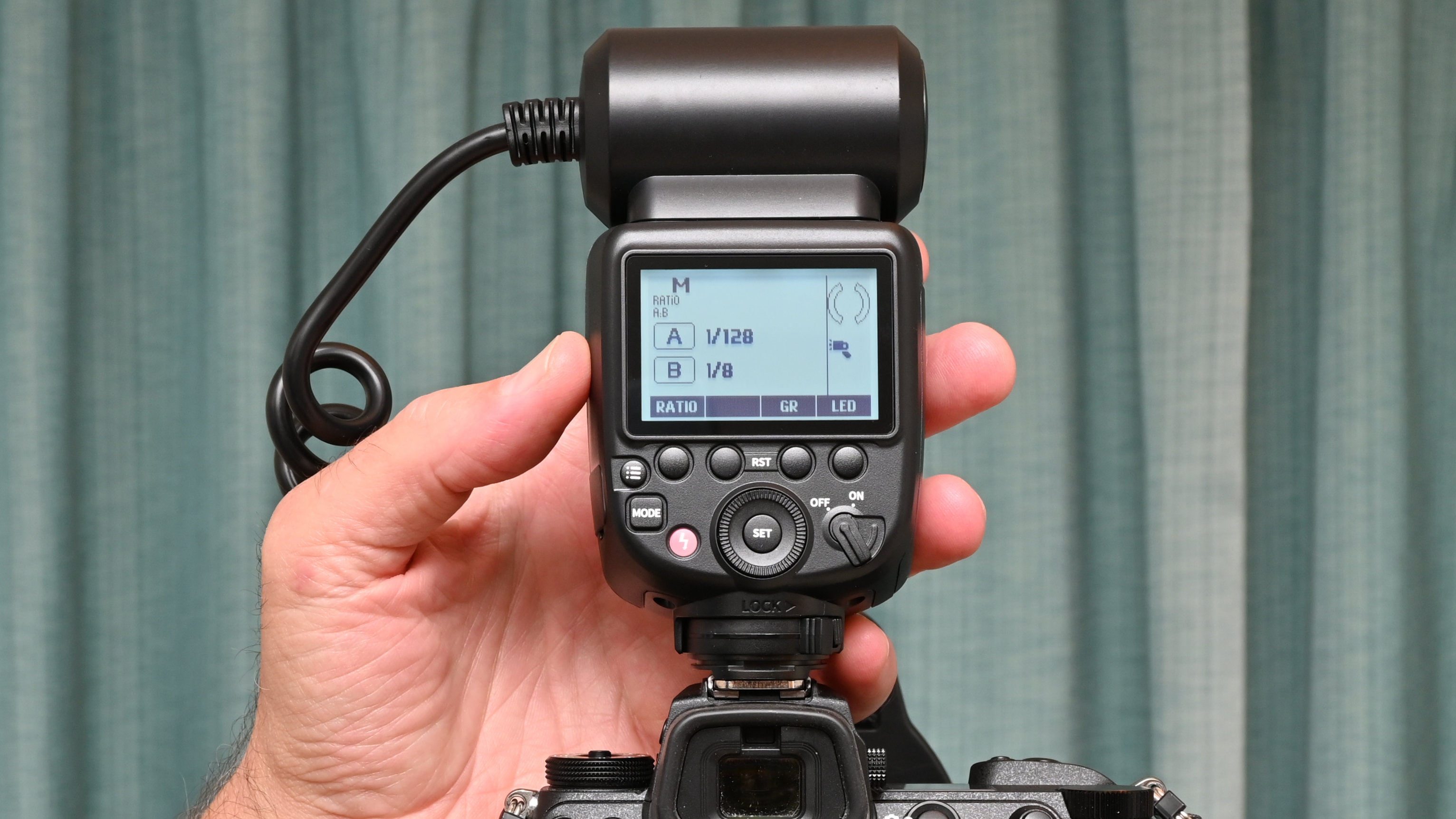 Neewer RF1 Macro Ring Flash product shot