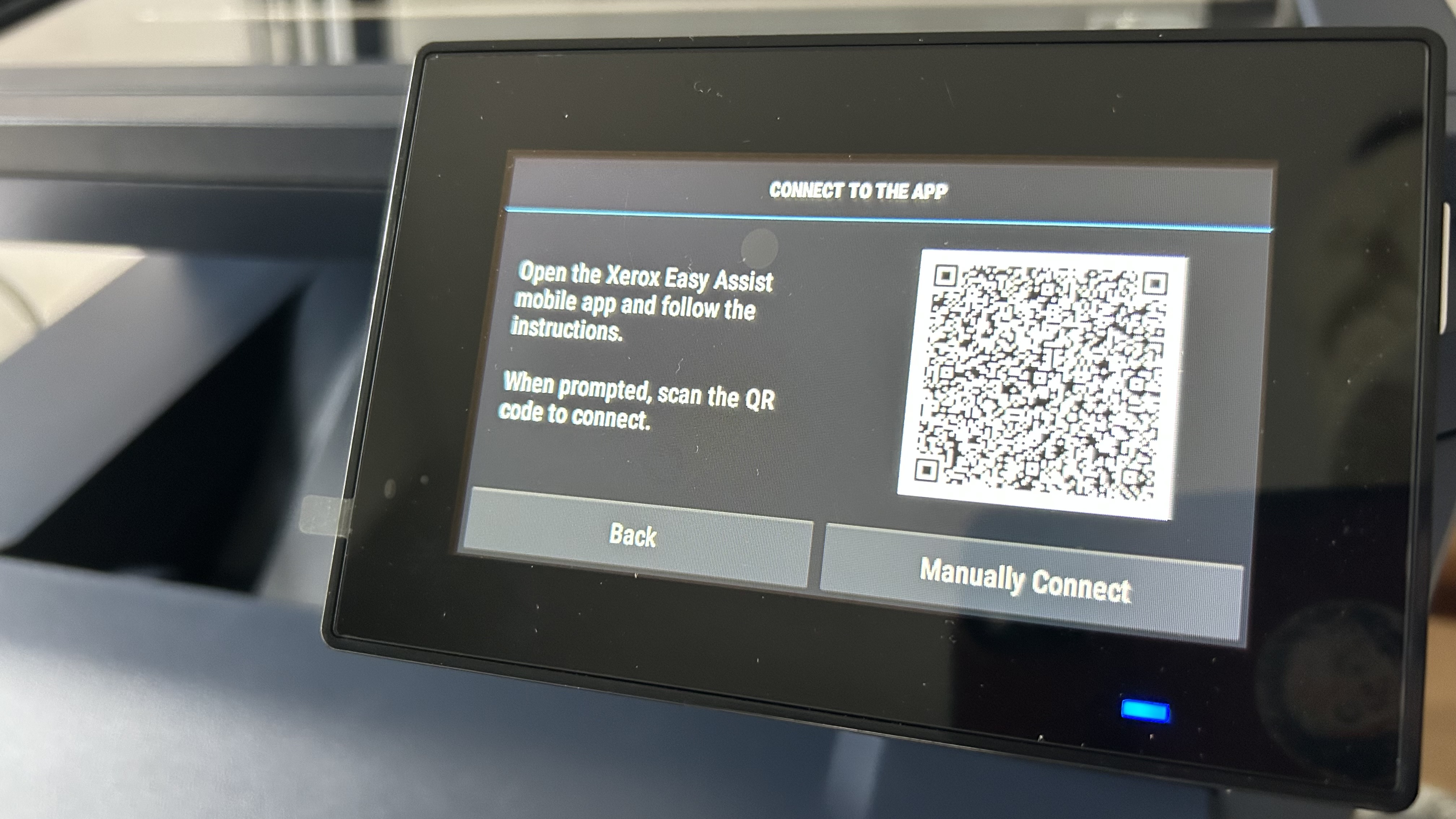 Impressora a laser Xerox C325 em um escritório doméstico em nossos testes