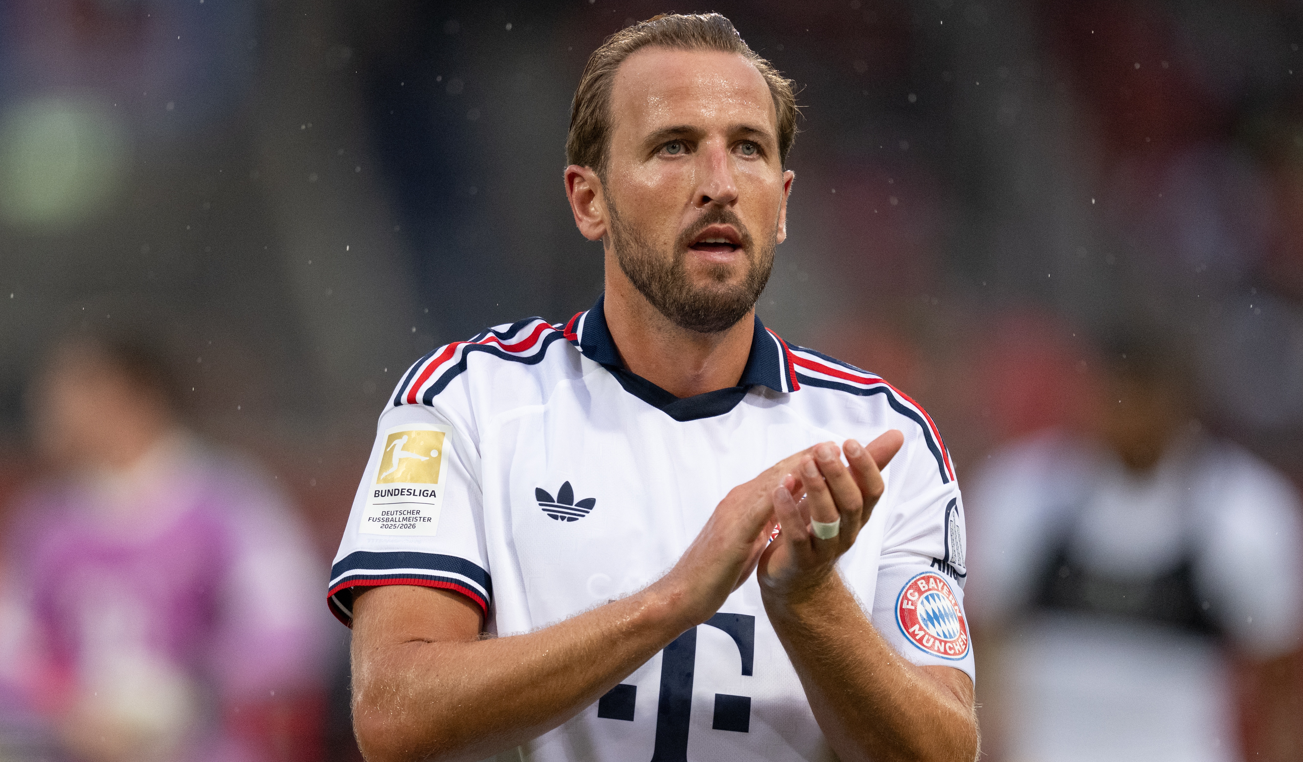 Harry Kane of FC Bayern M&uuml;nchen reacts to fans after the preseason friendly match between 1. FC Heidenheim and FC Bayern M&uuml;nchen at Voith-Arena on August 18, 2026 in Heidenheim, Germany