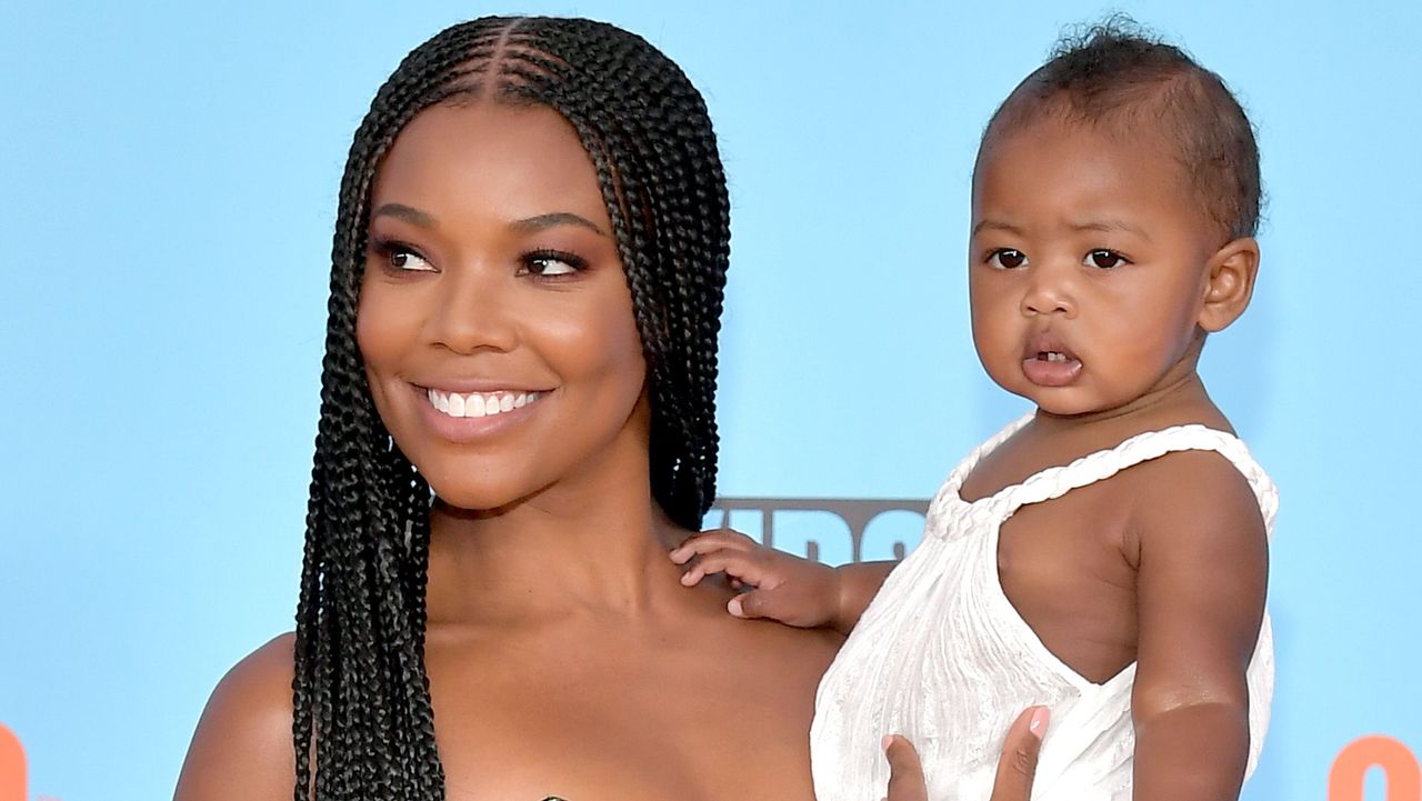 santa monica, california july 11 l r gabrielle union and kaavia james union wade attend nickelodeon kids choice sports 2019 at barker hangar on july 11, 2019 in santa monica, california photo by neilson barnardgetty images