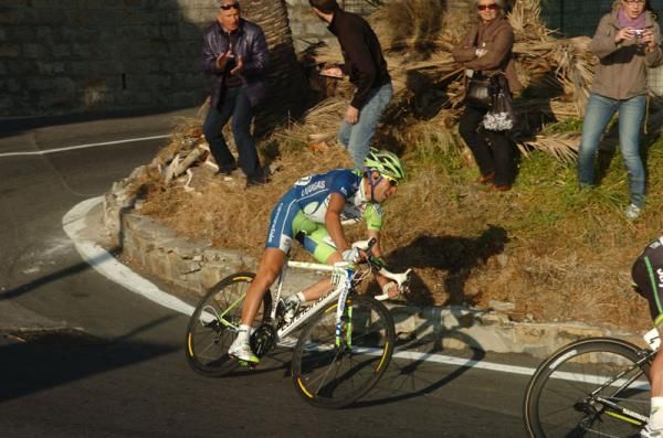 Vincenzo Nibali follows Simon Gerrans