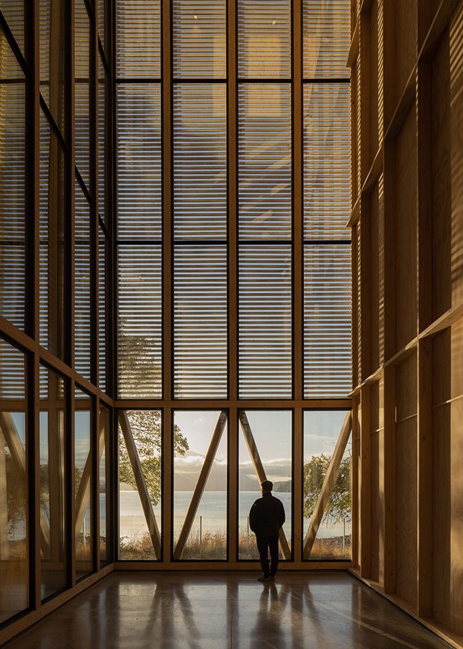 El interior del Teatro Pangupulli se asoma a través de las vigas de madera.