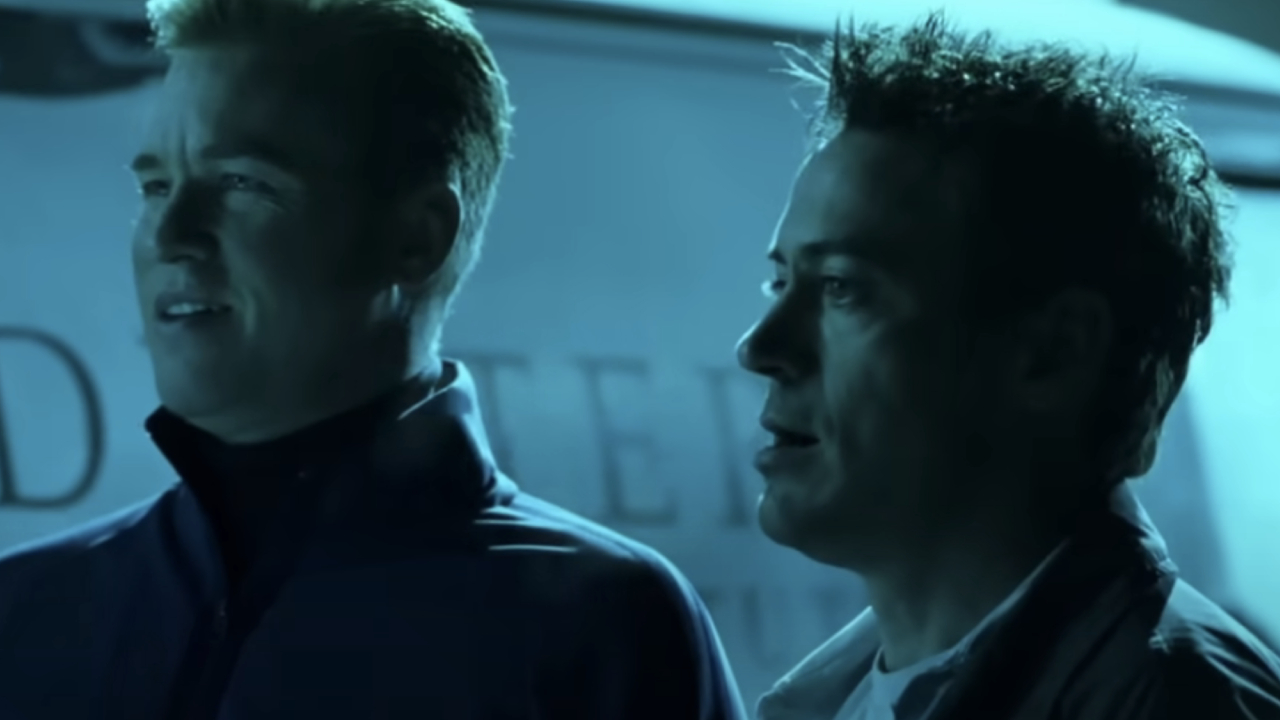 Val Kilmer and Robert Downey Jr. standing in front of a van in blue moonlight in Kiss Kiss Bang Bang